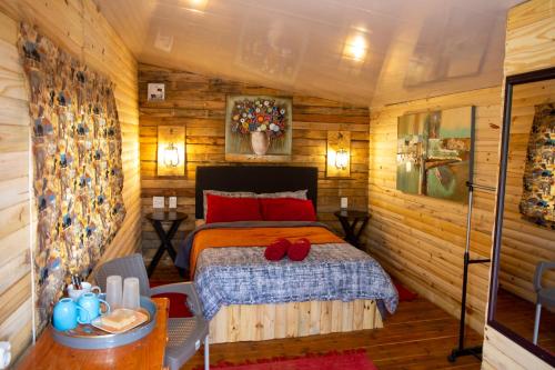 Tempat tidur dalam kamar di Blyde Africa- Cottage