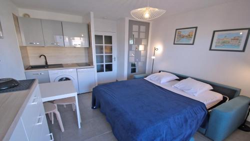 une petite chambre avec un lit et une cuisine dans l'établissement Santa Cruz, à Sainte-Maxime