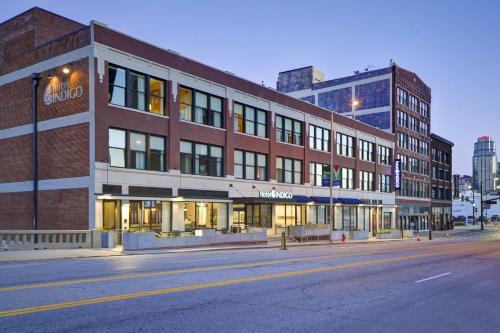 un grande edificio in mattoni su una strada cittadina di Hotel Indigo Kansas City - The Crossroads by IHG a Kansas City