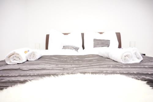 ein Schlafzimmer mit einem Bett mit weißen Handtüchern darauf in der Unterkunft Urban City Apartment - Contactless Check-In in Wien