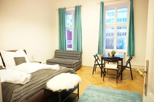 ein Schlafzimmer mit einem Bett, einem Tisch und einem Stuhl in der Unterkunft Urban City Apartment - Contactless Check-In in Wien