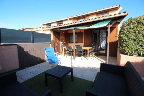 Domaine de vacances à 600m de la plage villa climatisée, 2 chambres, 4 à 6 couchages WIFI, terrasse angle, parking, animations et piscines en supplément LRTAMG1