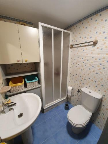 y baño con aseo blanco y lavamanos. en piso de tres dormitorios con garaje y todos los servicios cerca, en Burgos
