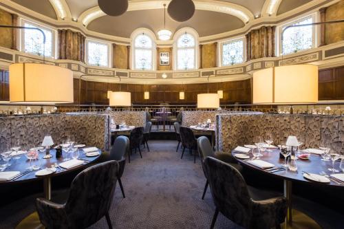 a room with tables and chairs in a restaurant at Hotel Indigo - Durham by IHG in Durham