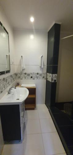 A bathroom at Versal Hotel