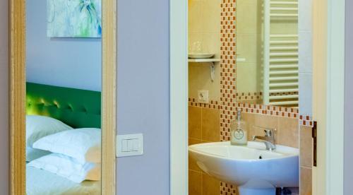 a bathroom with a sink and a mirror at B&B Planizie in Corridonia