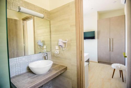 a bathroom with a sink and a mirror at pan apartment in Lassi