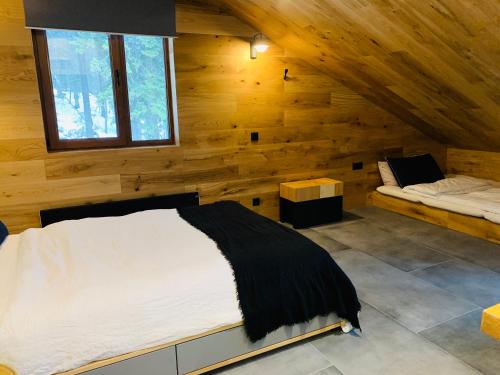 una camera con un letto in una cabina di legno di Silver Box Pamporovo a Pamporovo