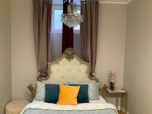 sypialnia z łóżkiem z żyrandolem w obiekcie Beautiful Basement-Tony appartment-in the heart of Milan w Mediolanie