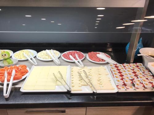 un buffet con formaggio e altri prodotti alimentari su piatti di Hotel Boursier 2 & Spa a Istanbul