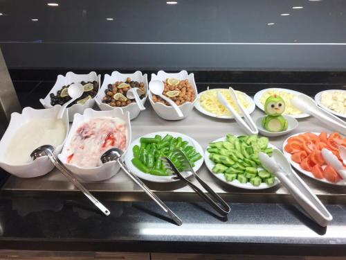 un buffet con diversi tipi di cibo su un tavolo di Hotel Boursier 2 & Spa a Istanbul