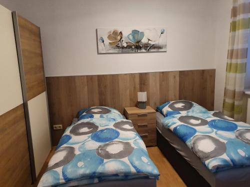 ein Schlafzimmer mit zwei Betten und einem Spiegel in der Unterkunft Meine Ferienwohnung Seeburg 2 in Seeburg