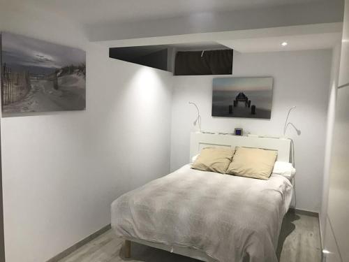 um quarto com uma cama num quarto branco em Boost Your Immo St Cyr Superbellevue 4 em La Madrague