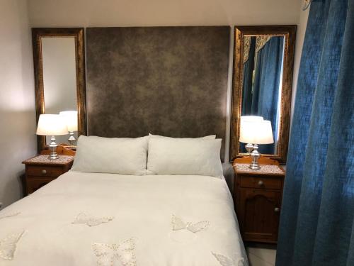 Ένα ή περισσότερα κρεβάτια σε δωμάτιο στο Loch Athlone Overnight Accommodation