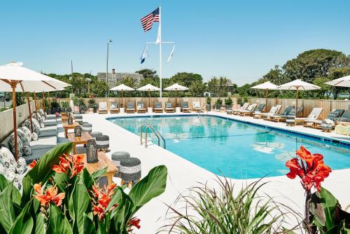uma piscina com cadeiras e guarda-sóis num hotel em Hero Beach Club em Montauk