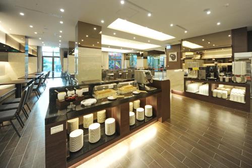 un restaurante con un buffet de comida a la vista en F Hotel - Hualien, en Hualien City