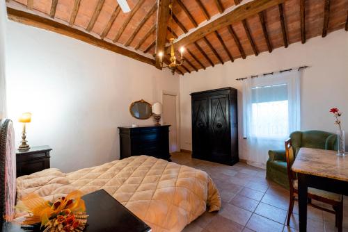 シエナにあるLe case del conventino di Marcianoのベッドルーム1室(ベッド1台、デスク、テーブル付)