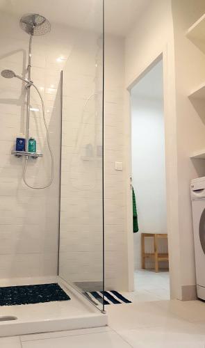 La salle de bains est pourvue d'une douche en verre et de toilettes. dans l'établissement Le LAZARET, à Marseille