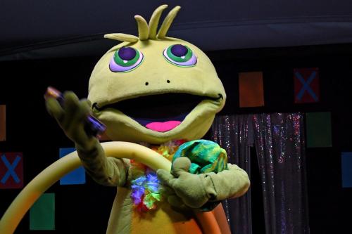 a cartoon character dressed in a frog costume at Club del Sole Vigna sul Mar Family Collection in Lido di Pomposa
