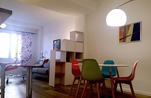 - un salon avec une table et des chaises colorées dans l'établissement Le LAZARET, à Marseille