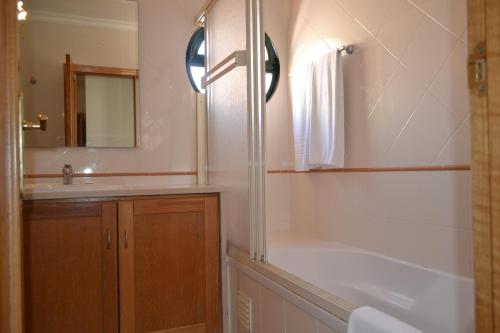 La salle de bains est pourvue d'une baignoire, d'un lavabo et d'une douche. dans l'établissement Eden Vilage by Garvetur, à Vilamoura