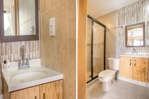 two pictures of a bathroom with a toilet and a sink at La Casa de los Alcatraces in Cancún