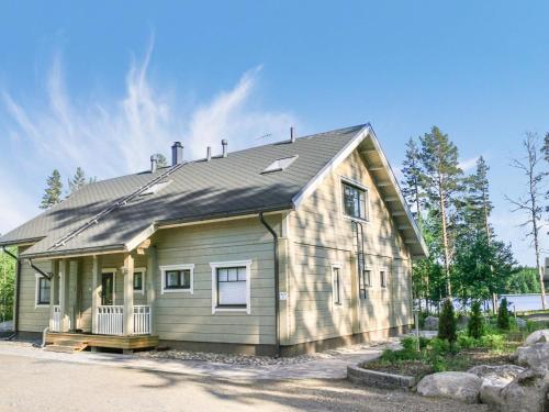 a small house with a gambrel roof at Holiday Home Villa puronotko by Interhome in Pertunmaa