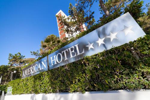 ein Straßenschild für das amerikanische Hotel in der Unterkunft American Hotel in Lignano Sabbiadoro