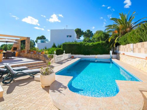 een zwembad in een tuin met een patio bij Holiday Home Nadine by Interhome in Casas de Torrat