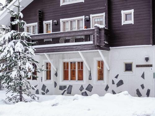 希爾卡的住宿－Holiday Home Levin rinnelinna a8 by Interhome，雪中带阳台的房子