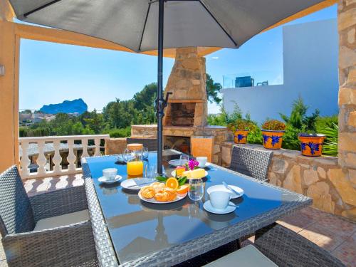 - une table avec un parasol sur la terrasse dans l'établissement Holiday Home Nadine by Interhome, à Casas de Torrat