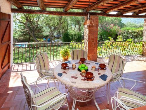 un patio con mesa y sillas en una terraza en Holiday Home La Plaza by Interhome, en Calonge