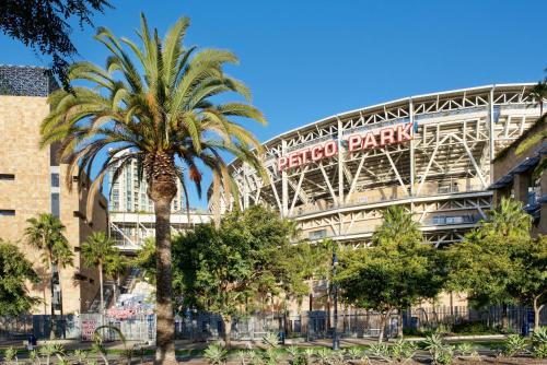 una palmera frente a un estadio en Hotel Indigo San Diego - Gaslamp Quarter, an IHG Hotel en San Diego