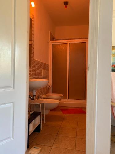 een badkamer met een toilet en een wastafel bij joy in Lajares