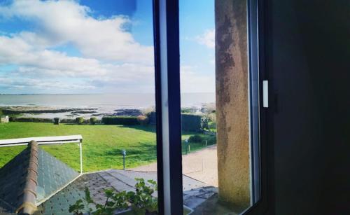 a view of the ocean from a window at Hôtel Restaurant Le Mur du Roy in Sarzeau