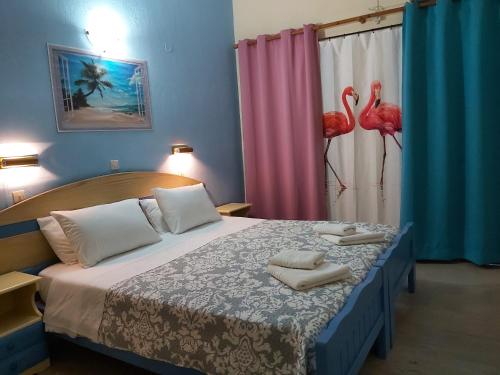 Postel nebo postele na pokoji v ubytování Flamingo Apartments Moraitika Corfu