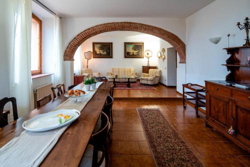 シエナにあるLe case del conventino di Marcianoのリビングルーム(長い木製テーブル付)