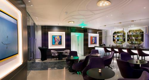 Uma área de estar em Radisson Blu Hotel, Larnaca