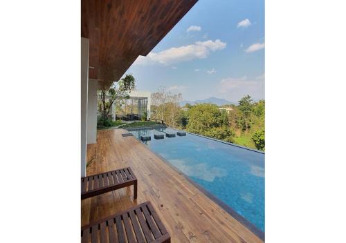 Der Swimmingpool an oder in der Nähe von HOMU Villa Pua