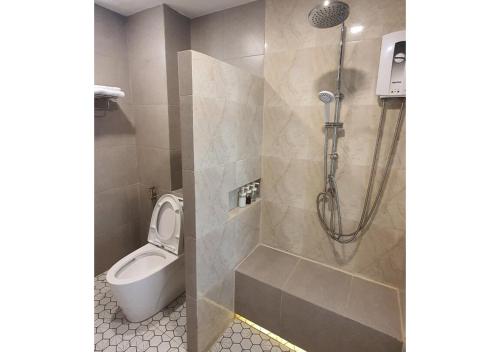 ein Badezimmer mit Dusche, Toilette und Waschbecken in der Unterkunft HOMU Villa Pua in Nan