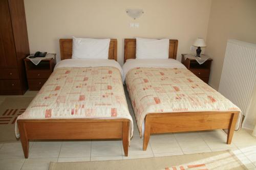 dos camas sentadas una al lado de la otra en una habitación en Elanthi Hostel kastoria, en Kastoria