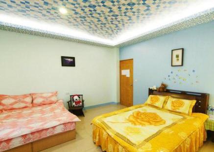 1 dormitorio con 2 camas y techo en Harmony Village, en Wujie