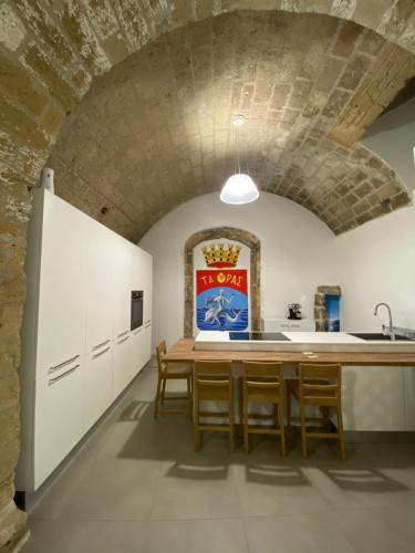 a kitchen with a table and chairs in a room at Star Suite in Taranto