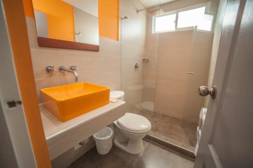 baño con lavabo amarillo y aseo en Hotel Mar del Plata, en Cartagena de Indias