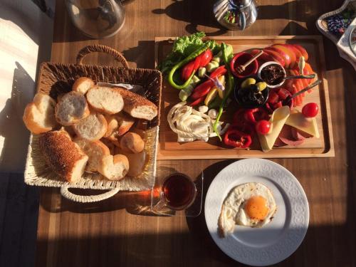 una mesa con dos cestas de pan y un plato de comida en Real airport en Arnavutköy