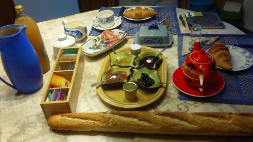 een tafel met een bord eten en brood bij terroir de familles in Écurey