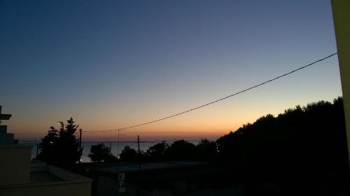 una vista sul tramonto dell'oceano da un tetto di La Maison de Gabrielè a Lido Conchiglia