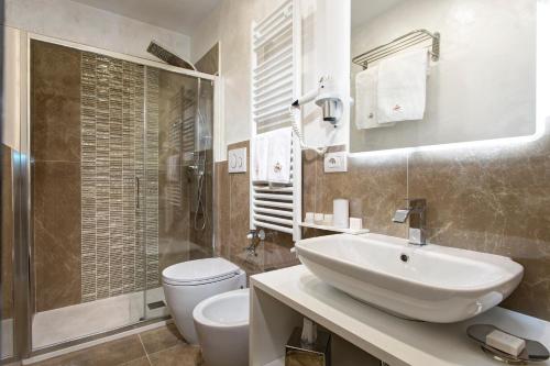 Ένα μπάνιο στο Relais de l'Opera Suites