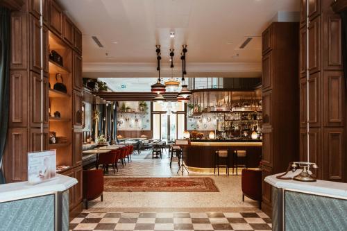 a restaurant with a bar with a checkered floor at Hotel Indigo Venice - Sant'Elena by IHG in Venice