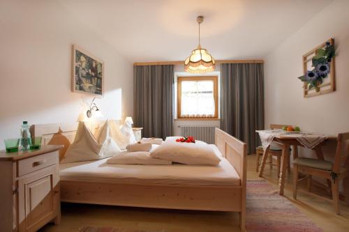 キルヒベルク・イン・チロルにあるRoulette Apartments und Zimmer Kirchbergのベッドルーム1室(ベッド1台、ダイニングテーブル付)